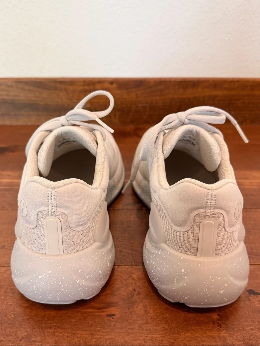 Like New Lululemon Womens Beyondfeel Running Shoe size 7 - Picture 3 of 5